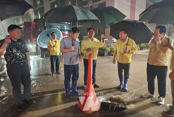 3일 밤 피해 현장을 찾아 지휘 중인 김산 군수와 상황 청취 중인 서삼석 국회의원