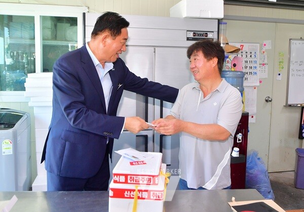 김한종 장성군수(좌)가 1일 민생회복 소비쿠폰을 사용하고, 민심을 청취하고 있다