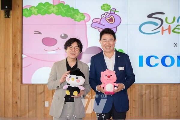 4일 노관규 순천시장과 최종일 ㈜아이코닉스 대표가 순천만국가정원 정원워케이션센터에서 IP 기반 문화콘텐츠 산업 활성화를 위한 업무협약을 체결한 후 기념촬영을 하고 있다