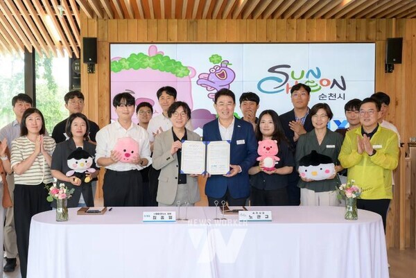 4일 노관규 순천시장과 최종일 ㈜아이코닉스 대표가 순천만국가정원 정원워케이션센터에서 IP 기반 문화콘텐츠 산업 활성화를 위한 업무협약을 체결한 후 기념촬영을 하고 있다4일 순천만국가정원 정원워케이션센터에서 순천시와 ㈜아이코닉스 관계자들이 IP 기반의 문화콘텐츠 산업 활성화를 위한 업무협약을 체결한 후 단체 기념 사진을 촬영하고 있다