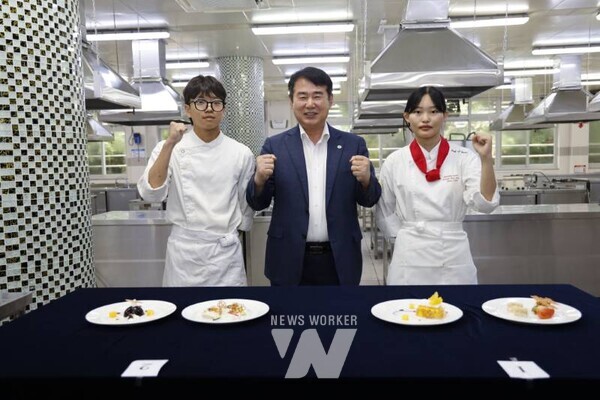이정선 광주시교육감(가운데)이 4일 광주자연과학고에서 전국기능경기대회 요리 직종에 참여하는 학생 2명을 격려한 후 기념사진을 촬영하고 있다. / 광주시교육청 제공