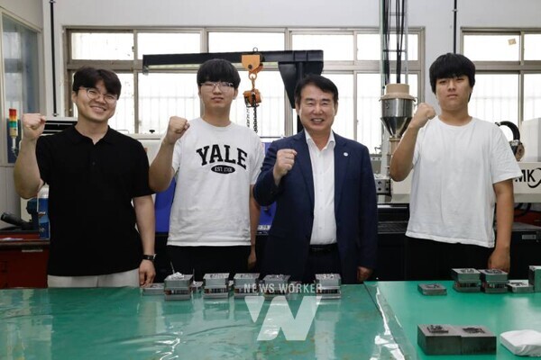 이정선 광주시교육감(왼쪽 3번째)이 4일 광주공업고에서 전국 기능경기대회 금형 직종에 참여하는 학생 2명과 지도 교사를 격려한 후 함께 기념사진을 촬영하고 있다. / 광주시교육청제공