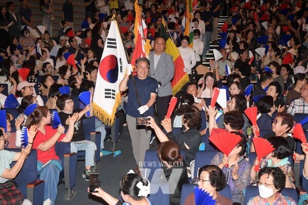 강기정 광주광역시장이 지난 7월22일 오후 시청 대회의실에서 열린 ‘광주 2025 세계양궁선수권대회 시민 서포터즈 발대식’에 참석해 광주시양궁선수단과 함께 태극기 및 대회홍보기, 참여국가 국기 등을 들고 입장한 후 참석자들과 함께 기념촬영을 하고 있다. /광주광역시 제공