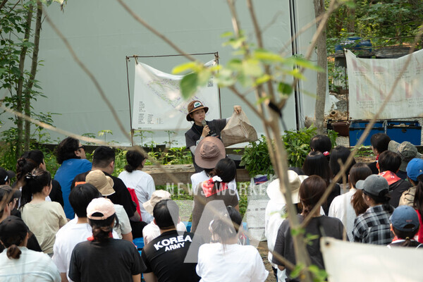 지난 5월 27일 난지도 노을공원에서 ‘기브셔틀 2025’ 참가자들이 본격적인 나무심기 봉사활동 준비를 하고 있다.