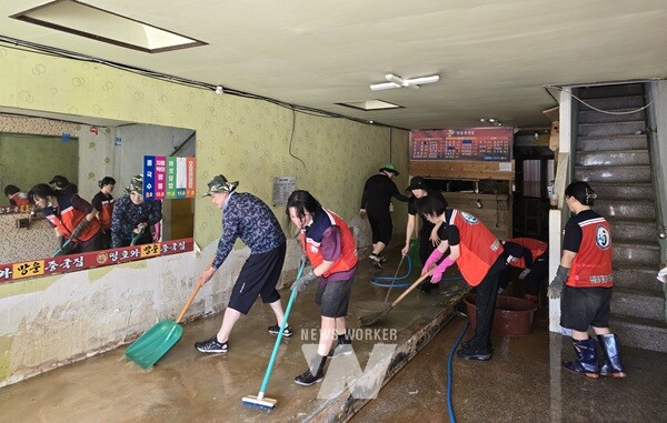 전남 교육가족들이 4일 무안군 망운면 수해 피해 현장에서 봉사활동을 펼치고 있다.