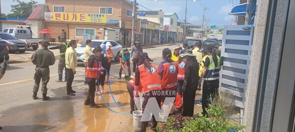 전남 교육가족들이 4일 무안군 망운면 수해 피해 현장에서 봉사활동을 펼치고 있다.