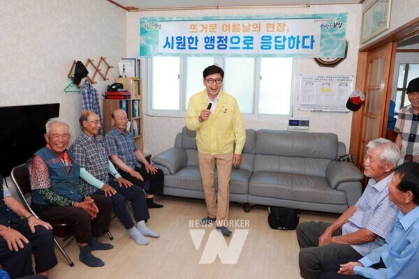 김철우 보성군수가 무더위 쉼터를 점검하고 있다