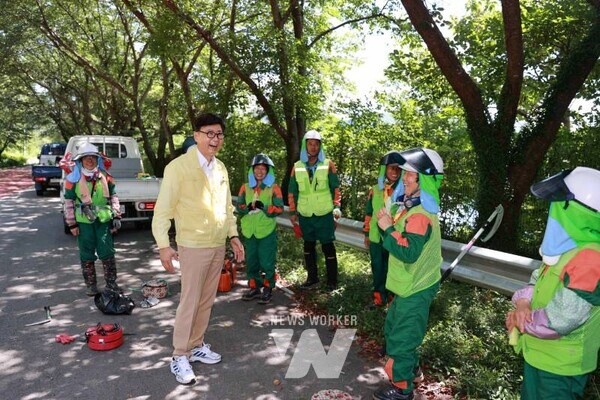 김철우 보성군수가 무더위 쉼터를 점검하고 있다 1-2. 김철우 보성군수가 무더위 쉼터를 점검하고 있다 1-3. 김철우 보성군수가 야외근로자 현장점검을 하고 있다1-4. 김철우 보성군수가 폭염대비 민생현장을 방문하고 있다 1-5. 김철우 보성군수가 폭염·폭우대비 복숭아 농장을 방문했다