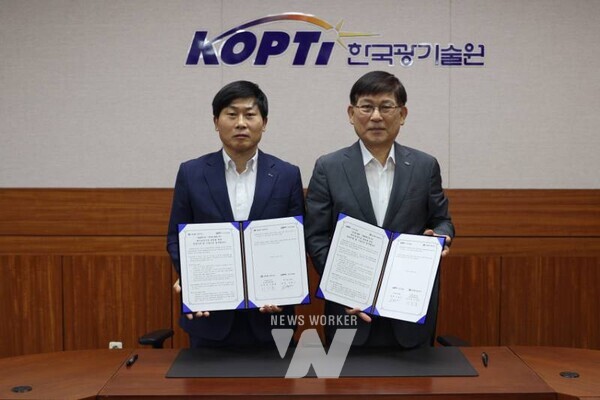 (좌측부터) 이장훈 본부장과 신용진 원장이 서명 후 기념촬영하는 모습