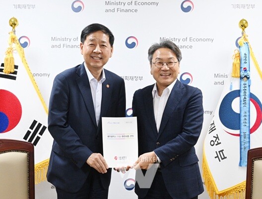 강기정 광주광역시장이 5일 정부서울청사에서 구윤철 경제부총리 겸 기획재정부 장관에게 내년도 광주시 주요 현안사업을 건의한 뒤 기념촬영을 하고 있다. /광주광역시 제공