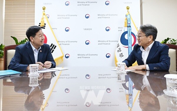 강기정 광주광역시장이 5일 정부서울청사에서 구윤철 경제부총리 겸 기획재정부 장관에게 내년도 광주시 주요 현안사업을 건의한 뒤 기념촬영을 하고 있다. /광주광역시 제공