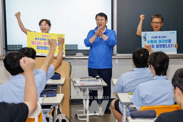 이정선 교육감이 5일 광주서석고등학교 3학년 교실을 방문해 수능을 앞두고 있는 수험생들을 격려하고 있다./광주시교육청 제공