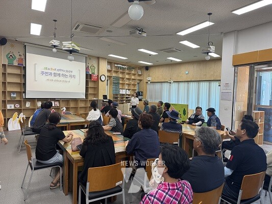 순천시를 찾아 우수사례를 소개받고 있는 청계면 이장협의회