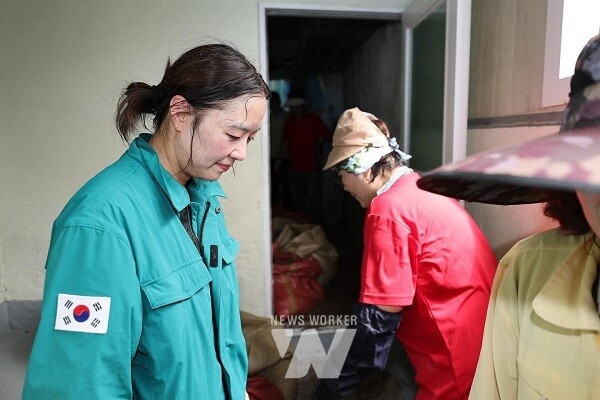 광산구 공무원들이 수개월째 주말과 휴일을 반납한 채 재난 현장을 지키며 피해 복구에 총력을 다하고 있는 모습에서 지친 기색이 역력하게 나타나고 있다.