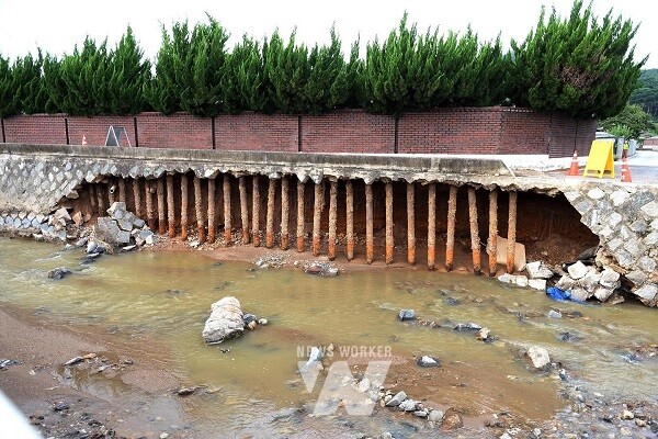 급류에 축대가 휩쓸려 뼈대만 남아 붕괴 위험에 처한 하천
