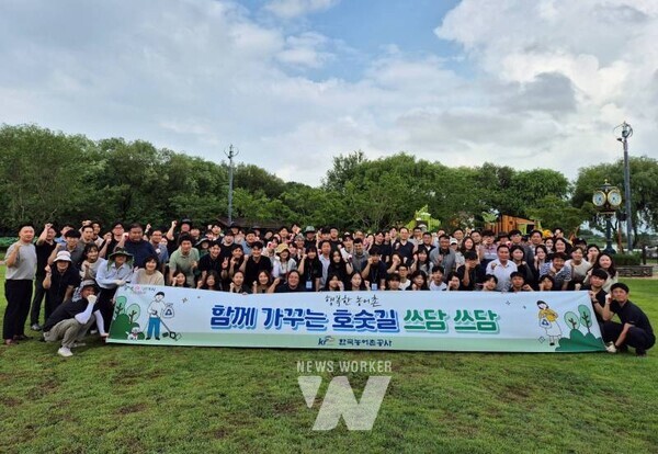 한국농어촌공사는 지난 5일 ‘전남 학생 공공 외교스쿨’소속 학생 외교관 20여 명을 대상으로‘농어촌 인사이트-업 투어’를 진행했다