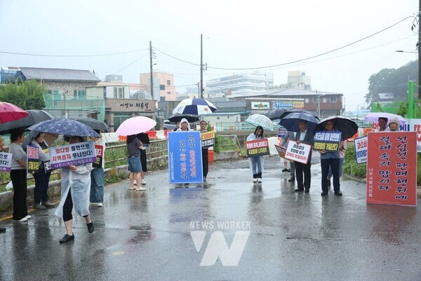 상인회와 시민단체가 건전소비 캠페인을 실시하고 있다.(사진제공-나주시)