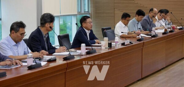 AI와 에너지 융합 및 해외사업 선제 대응 가속화 논의 위한 토론회 진행 모습 2. 박상형 한전KDN 사장(왼쪽 세번째)이 AI와 에너지 융합 및 해외사업 선제 대응 가속화 논의 위한 토론회를 주관하고 있다 3. AI와 에너지 융합 및 해외사업 선제 대응 가속화 논의 위한 토론회 참여자 단체 사진