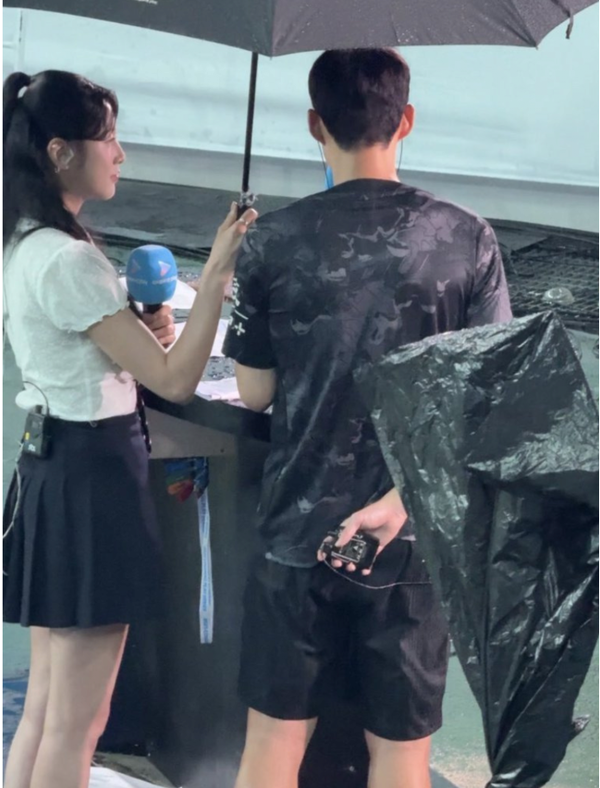 인터뷰하는 손흥민 선수 뒷모습 [사진=온라인커뮤니티]