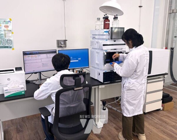 전남 장성군이 잔류농약, 중금속 걱정 없는 안심 먹거리 확산의 기반을 마련했다. 군은 지난해부터 준비해 온 농산물안전분석실을 본격 가동한다