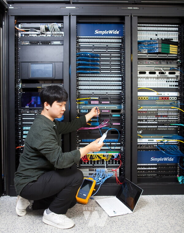 사진=LS전선 직원이 데이터센터에서 랜케이블을 점검하고 있다