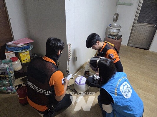 합동 점검을 실시중인 운남면 복지기동대와 운남119지역대