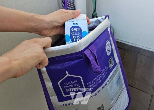 광주시 광산구는 지난해에 이어 올해도 혼자 사는 어르신의 안부를 확인하는 우유배달 사업을 운영하고 있다