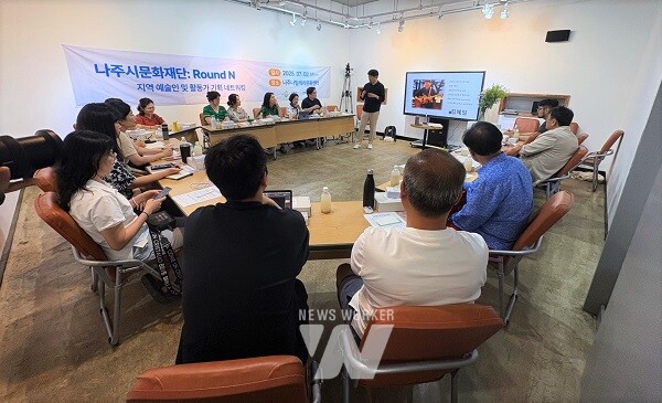 ‘Round N’ 첫 회차 오리엔테이션 현장에서 참여자들과 프로그램을 공유하며 본격적인 네트워크 형성에 나서고 있다.