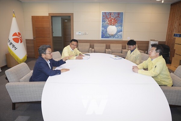 강기정 광주광역시장이 지난 7월29일 시청 접견실에서 김용균 행정안전부 안전정책실장과 이선무 중앙합동조사단 광주반장(행안부 농축산해양재난대응과장)을 만나 광주시 피해지역의 신속한 특별재난지역 지정과 국고 지원 필요성을 강조하고 있다./광주광역시 제공