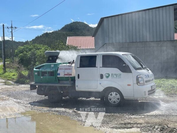 전남 함평군이 집중호우로 피해를 입은 축산농가의 2차 피해 예방을 위해 긴급 방역 활동에 나섰다.