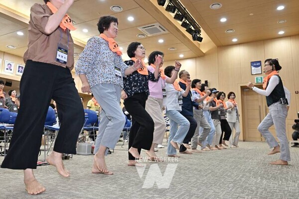 광주 서구 주민들이 7일 서구청 들불홀에서 열린 건강수명 100세까지, 걸어서 100세까지 '제4기 맨발로 청춘학교'에서 전문 강사로부터 맨발 걷기 방법을 배우고 있다. 광주 서구 제공