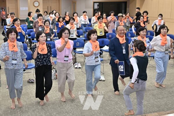 광주 서구 주민들이 7일 서구청 들불홀에서 열린 건강수명 100세까지, 걸어서 100세까지 '제4기 맨발로 청춘학교'에서 전문 강사로부터 맨발 걷기 방법을 배우고 있다. 광주 서구 제공