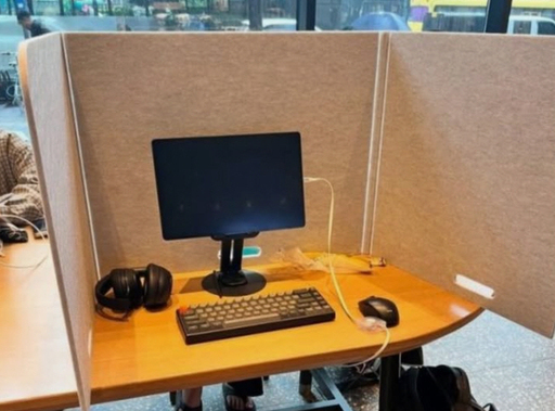 스타벅스에서 가림막과 컴퓨터를 설치한 소비자 [사진=서경덕 교수 sns]