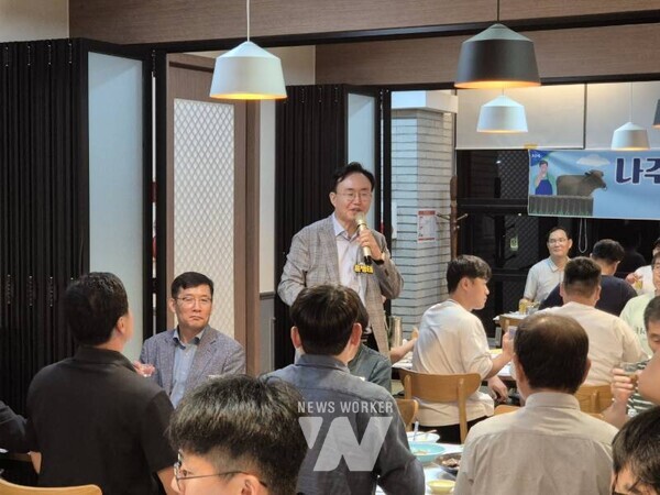 윤병태 나주시장은 지난 6일 나주시 청년한우회 정기모임에 참석해 지역 청년 축산인들과 간담회를 가졌다. (사진제공-나주시)