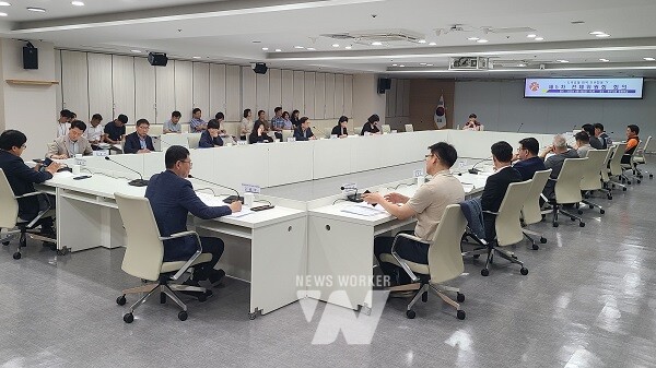 고광완 광주시행정부시장이 8일 시청 중회의실에서 열린 금호타이어 화재 피해 대응을 위한 민·관합동특별팀(TF) 제5차 전체위원회 회의에 참석, 특별팀(TF)의 주요 추진성과를 공유하고 향후 대응방안을 모색했다./광주광역시 제공