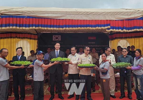 농림축산식품부와 한국농어촌공사는 국제농업협력(ODA)으로 캄보디아 몬둘끼리 지역에서 ‘산지지역 고부가가치 채소 생산 및 가치사슬 개선 사업’ 준공식과 함께 ‘산지채소연구소’ 개소식을 개최했다고 11일 밝혔다.