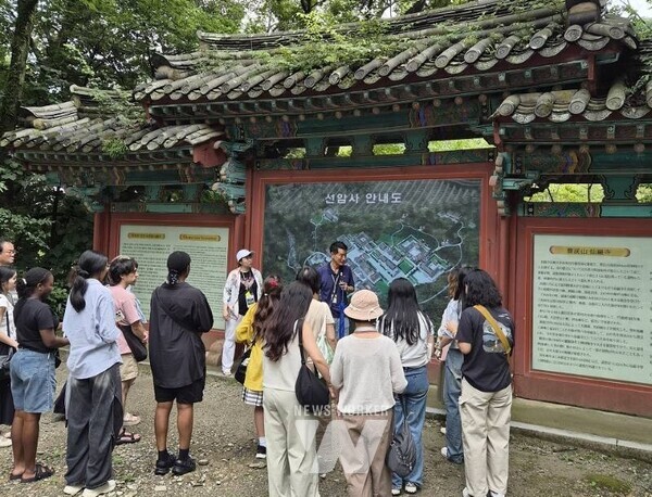 지난 10일 ‘순천마을스테이 쉴랑게 로컬 투어’ 참가자들이 선암사를 방문해 관광해설사로부터 설명을 듣고 있다