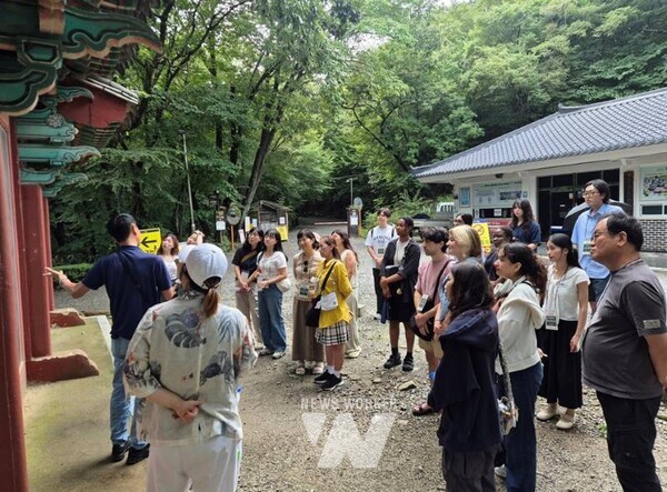 지난 10일 ‘순천마을스테이 쉴랑게 로컬 투어’ 참가자들이 선암사를 방문해 관광해설사로부터 설명을 듣고 있다