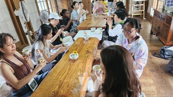 지난 10일 ‘순천마을스테이 쉴랑게 로컬 투어’ 참가자들이 야생차체험관을 방문해 야생차를 마시고 있다