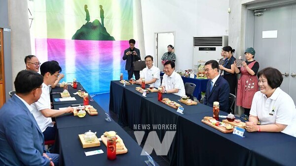 정기명 시장은 8일, 28개 지자체가 참여한 섬 지역 기초단체장 협의회 임시 회의에 참석해 하반기 여수시 주요 행사를 소개하고, 2026여수세계섬박람회 성공 개최를 위한 지자체 간 협력과 참여를 요청했다