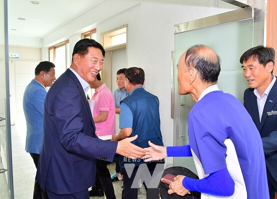 김한종 장성군수가 이장들과 인사를 나누고 있다