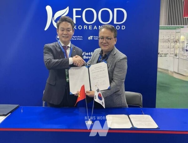 8일 JM그룹 수출 계약 체결(왼쪽 JM그룹 회장 김정민, 오른쪽 노병철 농업정책실장