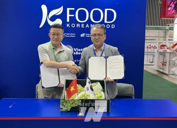 7일 Hand&Hand 컴퍼니 수출 계약 체결식(왼쪽 Hand&Hnad 회장 김민구, 오른쪽 노병철 농업정책실장