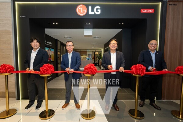 LG전자 관계자들이 싱가포르 구독 전용 브랜드샵 오픈을 기념하고 있다.