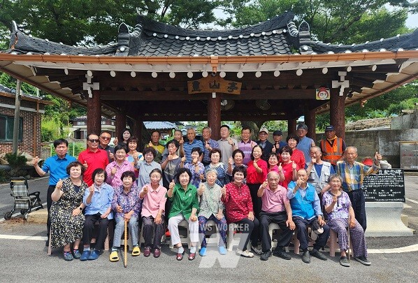 장성군 남면 주민자치위가 촬영한 마을주민 단체 기념촬영