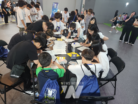 콘진원은 재단법인 스마일게이트 희망스튜디오와 함께 지난 12일 대전이스포츠경기장 드림아레나에서 ‘2025 유스 e스포츠 페스티벌’을 열어, 청소년 이스포츠 문화와 진로 체험의 장을 마련했다- 2025 유스 이스포츠 페스티벌 현장