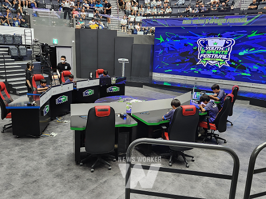 콘진원은 재단법인 스마일게이트 희망스튜디오와 함께 지난 12일 대전이스포츠경기장 드림아레나에서 ‘2025 유스 e스포츠 페스티벌’을 열어, 청소년 이스포츠 문화와 진로 체험의 장을 마련했다- 2025 유스 이스포츠 페스티벌 현장