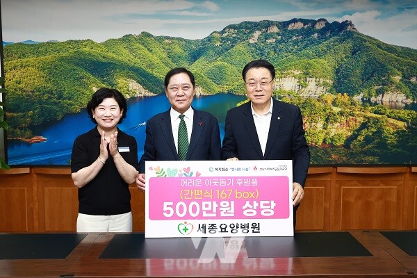 세종요양병원 간편식(쌀국수) 기탁식 - (가운데) 구제길 이사장,구복규 화순군수(오른쪽)