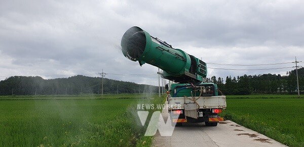 광역방제기를 활용해 병해충 방제를 하고 있는 모습