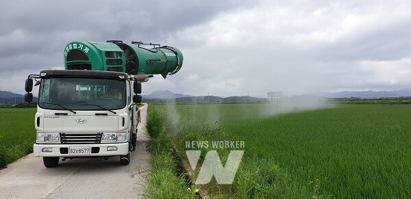 광역방제기를 활용해 병해충 방제를 하고 있는 모습